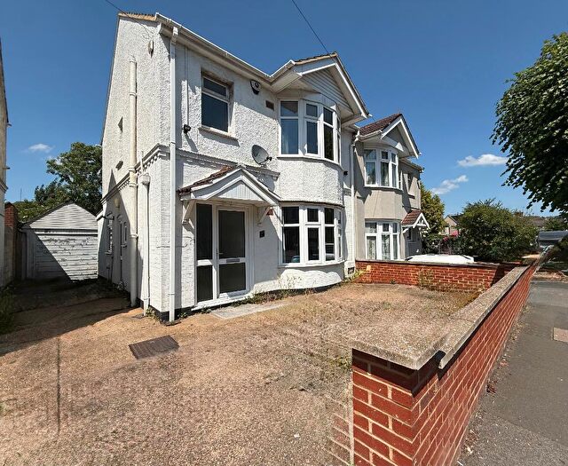 3 Bedroom Semi-Detached House For Sale In Runley Road, Dallow Road Area, Luton, Bedfordshire, LU1