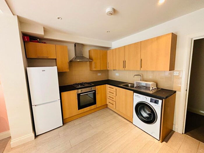 3 Bedroom Flat To Rent In Great North Way, London, NW4