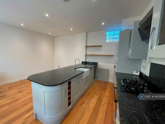 2 Bedroom Terraced House To Rent In Victoria Road, Brentwood, Station, CM14