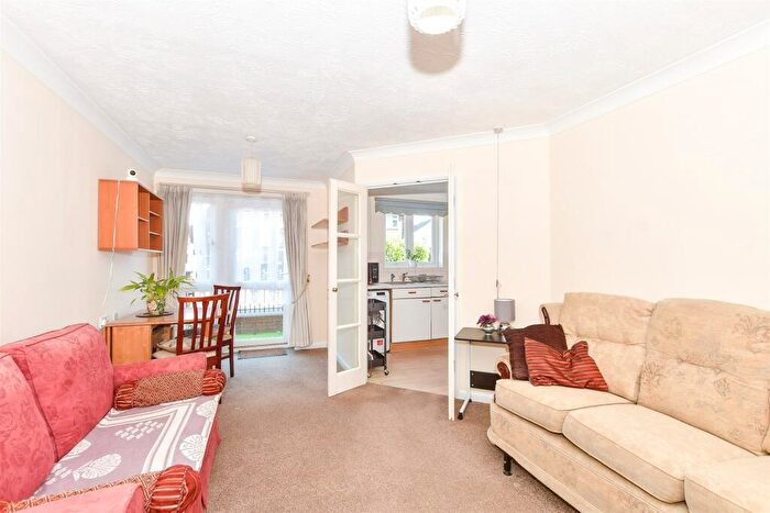 1 Bedroom Flat For Sale In Gales Drive, Three Bridges, Crawley, West Sussex, RH10