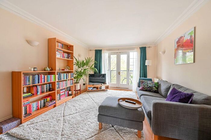 2 Bedroom Flat To Rent In Shaftesbury Court, Borough, London, SE1