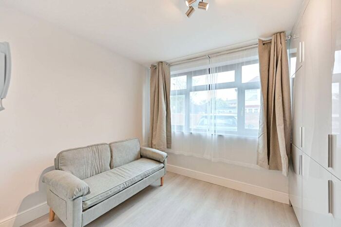Studio To Rent In Hounslow Avenue, Hounslow, TW3
