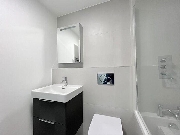 2 Bedroom Flat To Rent In Frobisher Road, London, N8