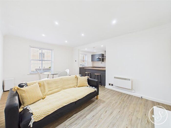 2 Bedroom Flat To Rent In Chippendale House, Navigation Walk, Leeds, LS10