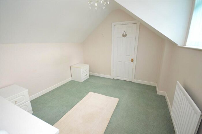 2 Bedroom Bungalow For Sale In Emerald Road, Luton, Bedfordshire, LU4