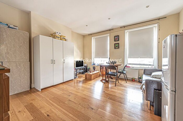 2 Bedroom Flat To Rent In Bromley Road, London, SE6