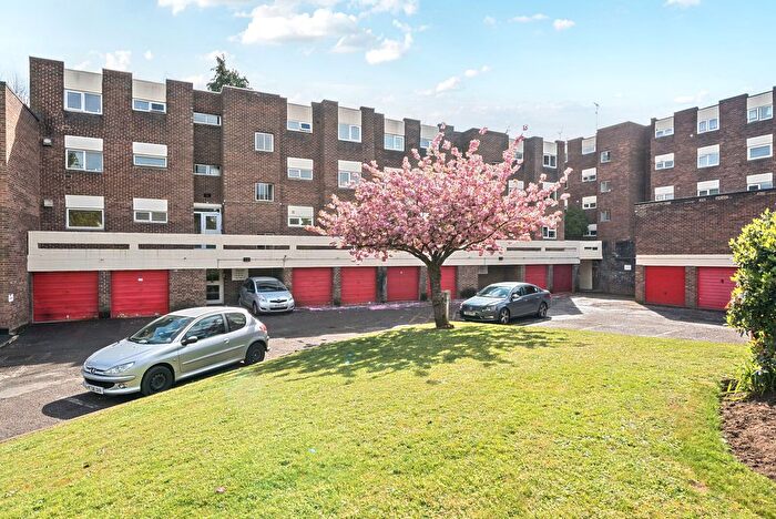 2 Bedroom Flat For Sale In Fairview Avenue, Woking, Surrey, GU22