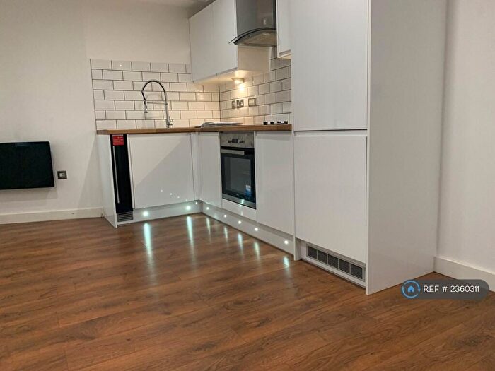 3 Bedroom Flat To Rent In Carlton Square, Carlton, Nottingham, NG4