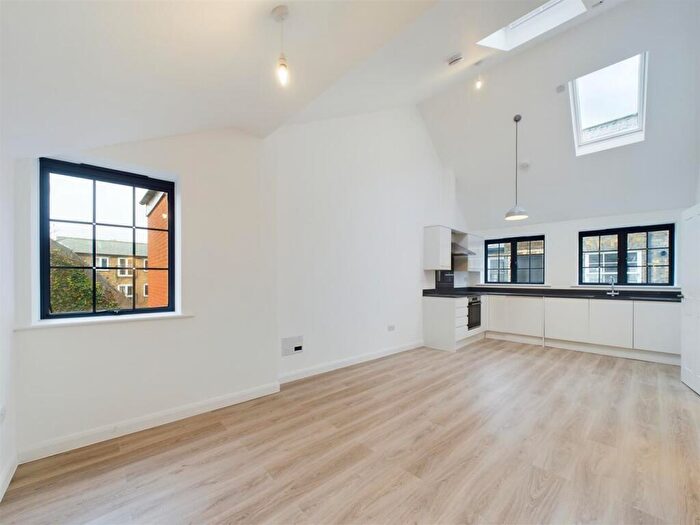 1 Bedroom Flat To Rent In Bucklersbury, Hitchin, SG5