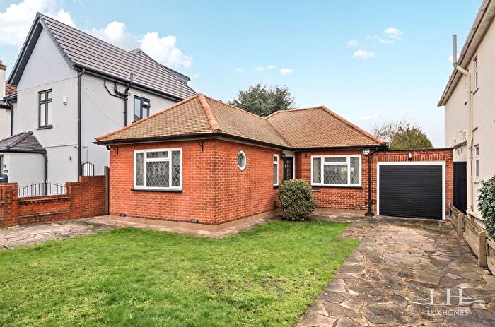 3 Bedroom Bungalow For Sale In Lambs Lane North, Rainham, RM13