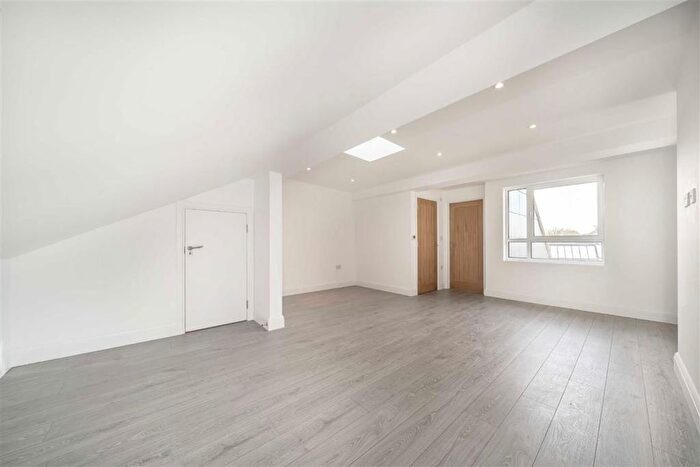 2 Bedroom Flat To Rent In Briggs Mews, London, SE12