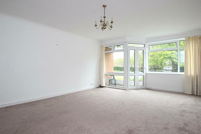 2 Bedroom Flat To Rent In Avondale Court, Leeds, West Yorkshire, Uk, LS17