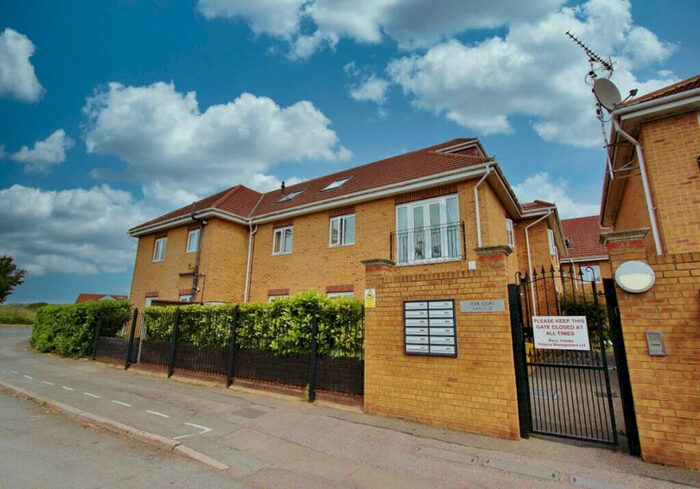 2 Bedroom Apartment To Rent In Lodge Lane, Collier Row, RM5