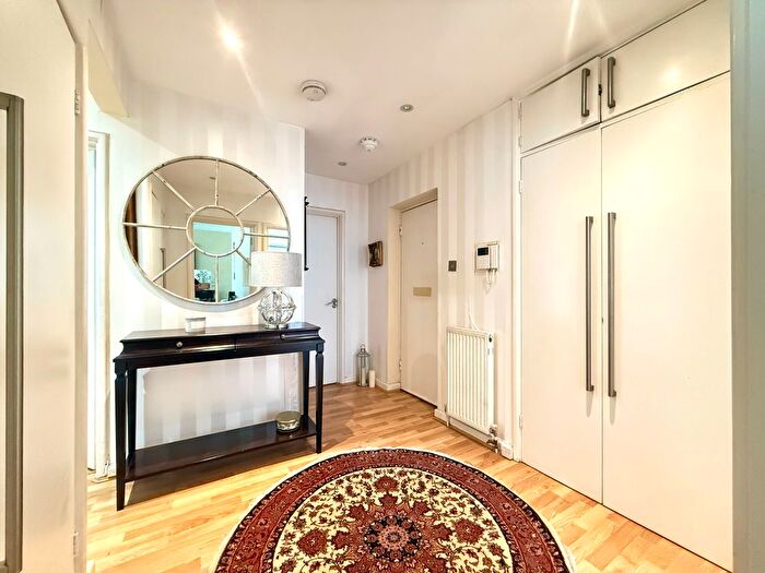 2 Bedroom Flat To Rent In Hendon Lane, London, N3