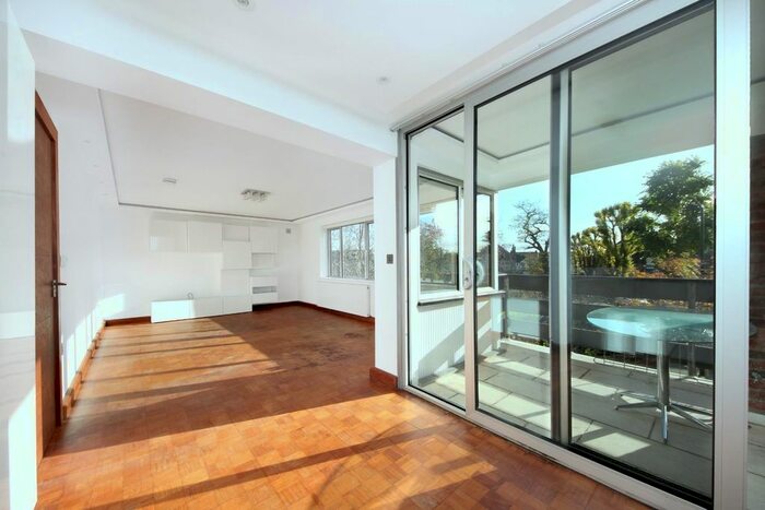 3 Bedroom Flat To Rent In Hanger Vale Lane, London, W5