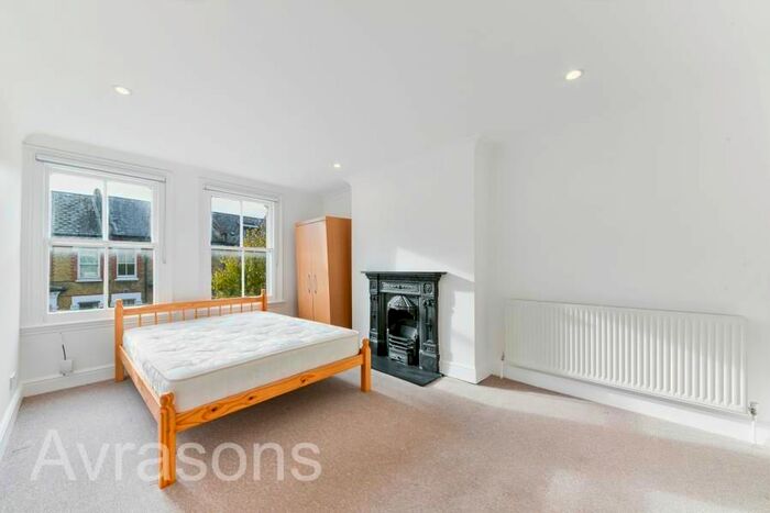3 Bedroom Flat To Rent In Heyford Avenue, London, SW8