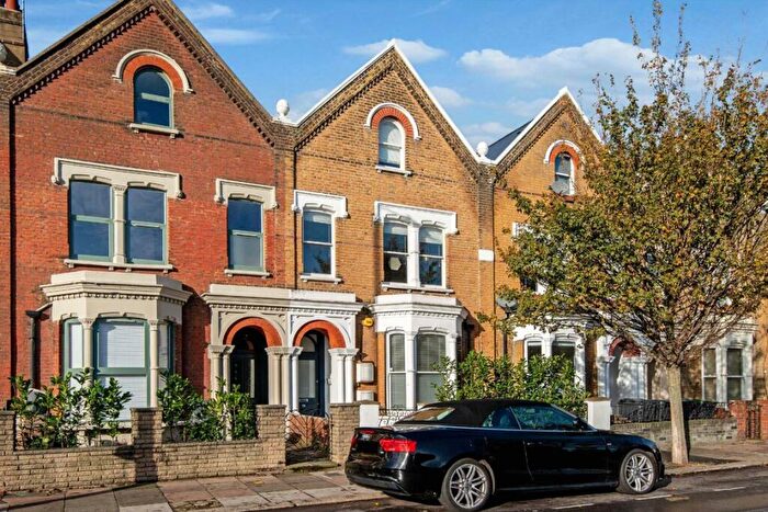 3 Bedroom Flat For Sale In Upper Tollington Park, London, N4