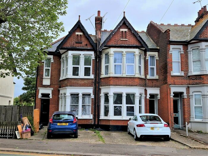 2 Bedroom Flat To Rent In Hamlet Court Road, SS0