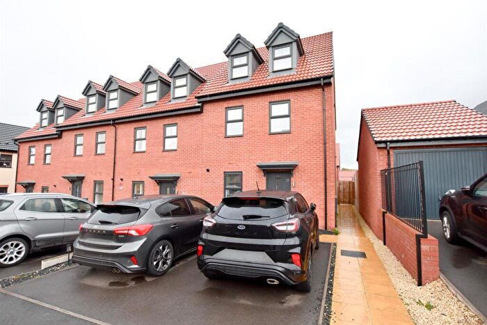 3 Bedroom Town House For Sale In Charnian Way, Shepshed, Loughborough, LE12
