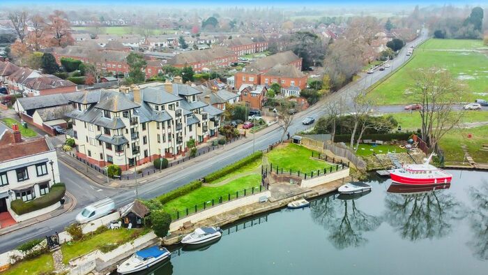 2 Bedroom Flat To Rent In Russell Road, Shepperton, TW17