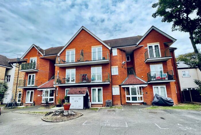 2 Bedroom Apartment To Rent In Victoria Avenue, Southend-On-Sea, SS2