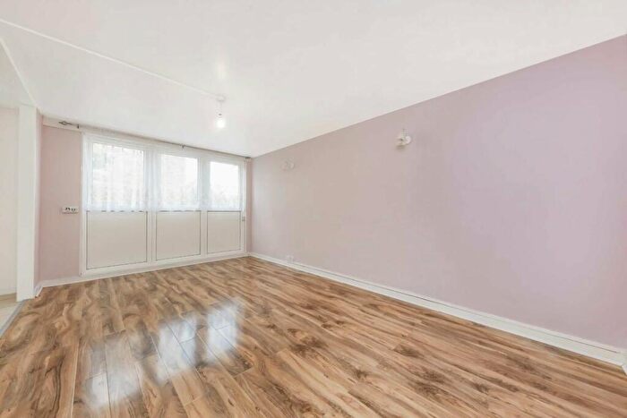 2 Bedroom Flat To Rent In St. Peter's Way, Islington, N1