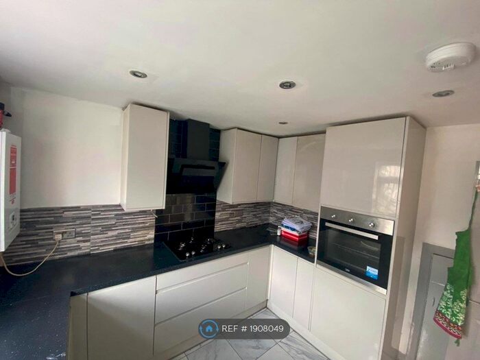 2 Bedroom Flat To Rent In Jersey Road, Middlesex, TW3