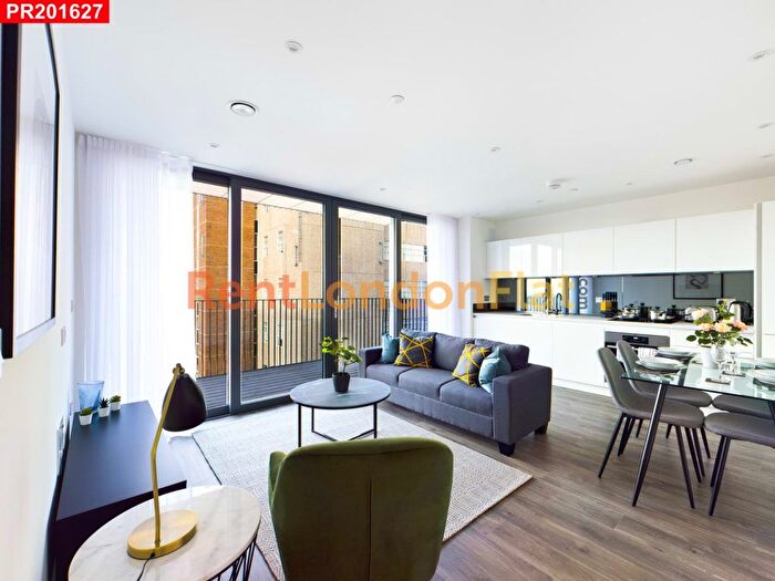 2 Bedroom Flat To Rent In High Street, Staines-Upon-Thames, TW18