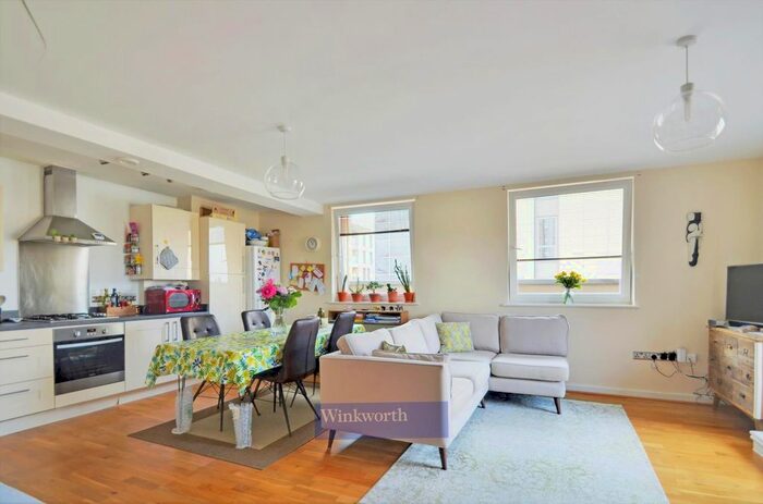 2 Bedroom Flat To Rent In Oak Square, London, SW9