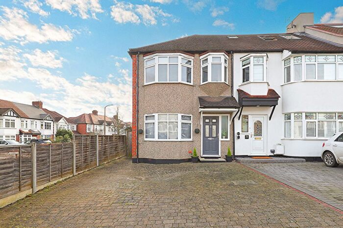 3 Bedroom End Of Terrace House To Rent In Willow Close, Buckhurst Hill, IG9