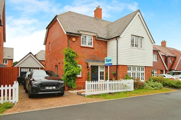 4 Bedroom Detached House For Sale In Heasman Close, Tonbridge, TN12