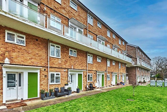 2 Bedroom Apartment To Rent In The Ridgeway, St Albans, Hertfordshire, AL4
