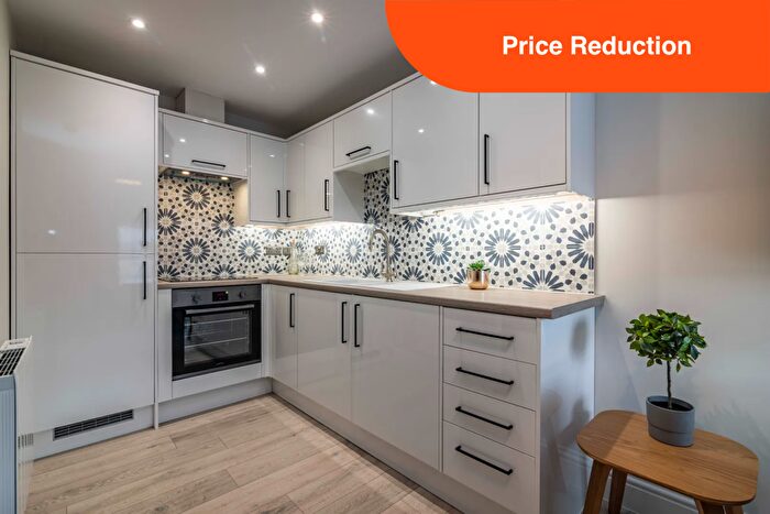 2 Bedroom Flat To Rent In Powell House // Luxury Bed & Bath Apt // Aug, LN5