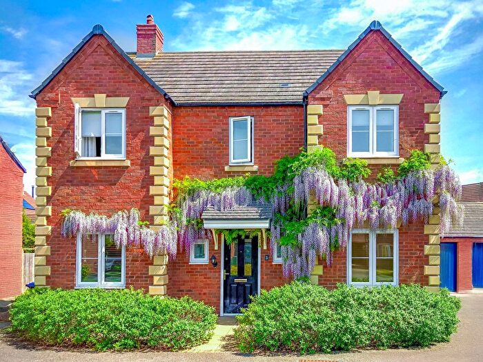 4 Bedroom Detached House For Sale In Maple Way, Wellesbourne, CV35
