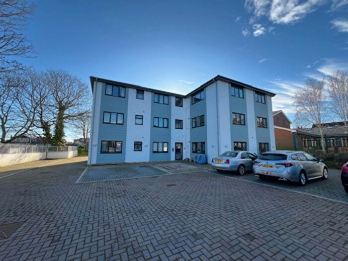 2 Bedroom Flat To Rent In Half Moon Court, Paignton, TQ3