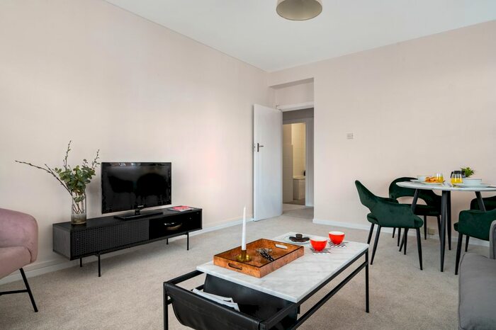 2 Bedroom Flat To Rent In Dolphin Square, London, SW1V