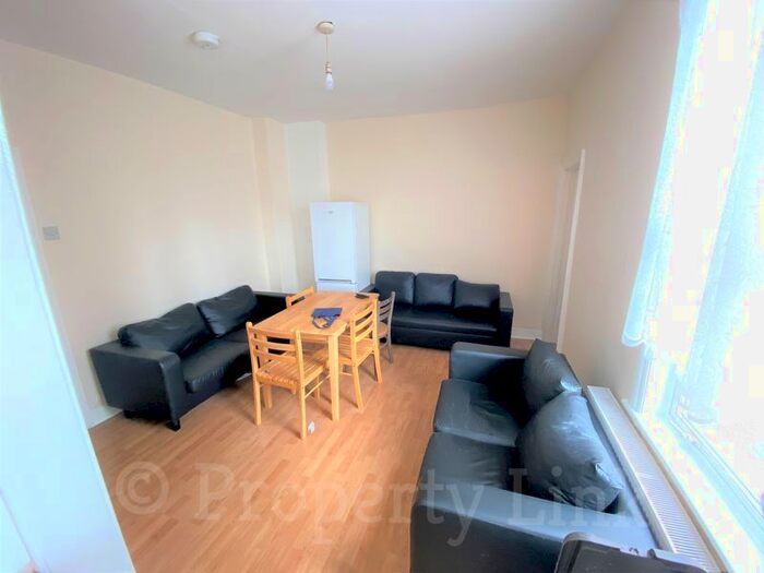 2 Bedroom Flat To Rent In Endsleigh Gardens, Cranbrook, Ilford, IG1