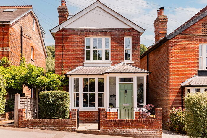3 Bedroom Detached House For Sale In Dean Road, Godalming, GU7