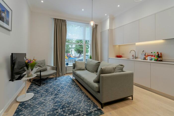 2 Bedroom Flat To Rent In St Stephens Gardens, London, W2