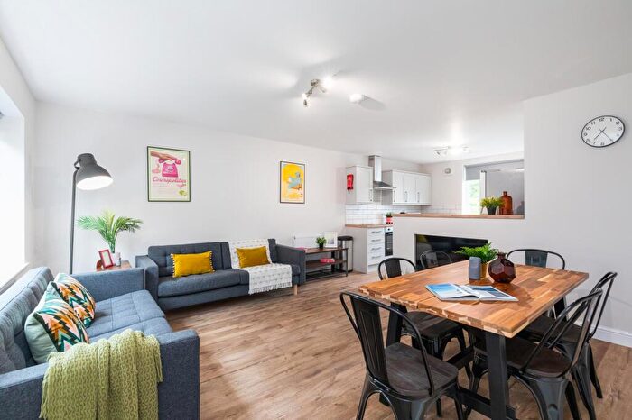 6 Bedroom House To Rent In Kirkstall Lane, Leeds, LS5