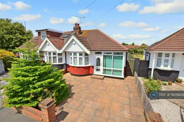 2 Bedroom Bungalow To Rent In Chiltern Gardens, Hornchurch, RM12