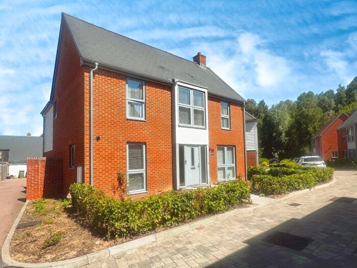 4 Bedroom Detached House For Sale In Grasshopper Drive, Kennington, TN24