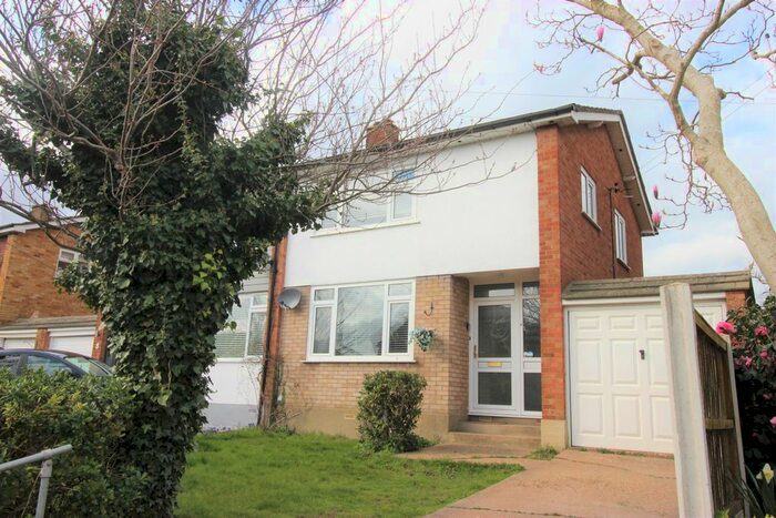 3 Bedroom Semi-Detached House To Rent In Hockley Rise, Hockley, SS5