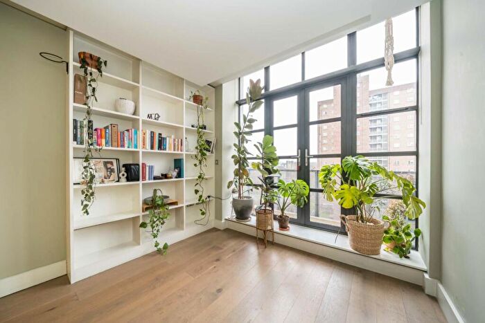 2 Bedroom Flat For Sale In Chatham Place, Hackney, E9