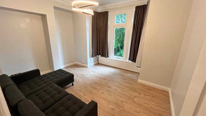 2 Bedroom Apartment To Rent In Broomfield Crescent, Leeds, LS6