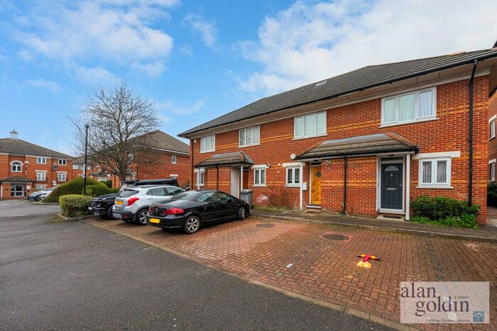 2 Bedroom End Of Terrace House To Rent In Swynford Gardens, London, NW4