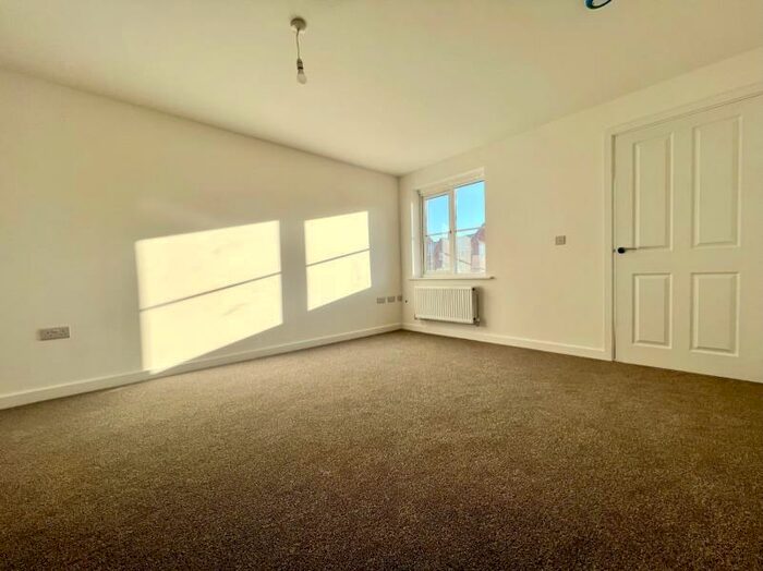 3 Bedroom Town House To Rent In Grosvenor Road, Kingswood, HU7