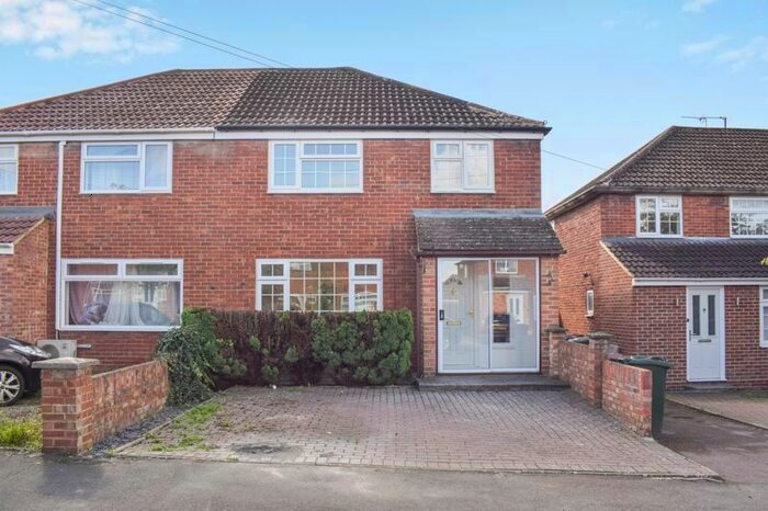 3 Bedroom Semi-Detached House To Rent In Stratfield Road, Kidlington, OX5