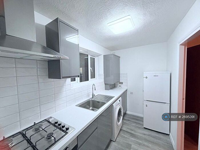 2 Bedroom Flat To Rent In Birchwood Close, Morden, SM4