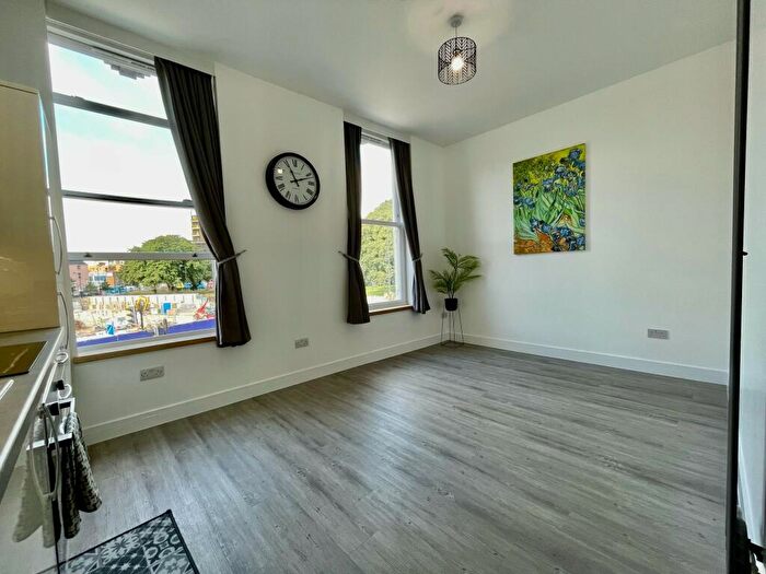 2 Bedroom Flat To Rent In Whiffens Avenue, Chatham, ME4